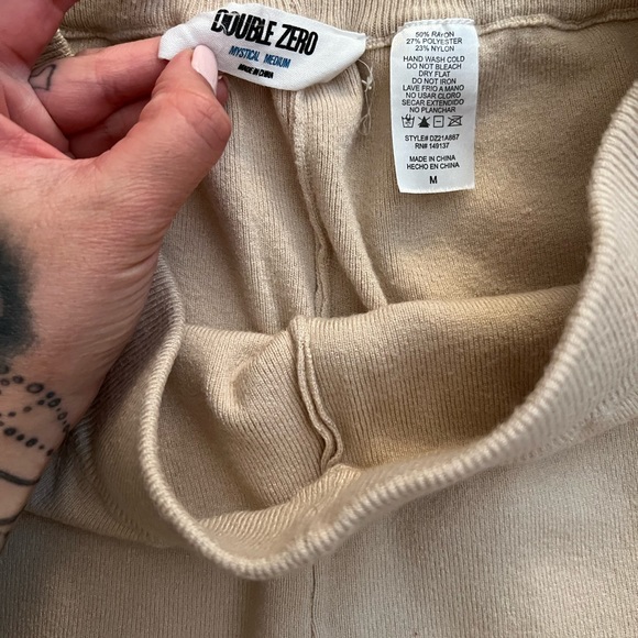 Tan pants - Picture 2 of 4